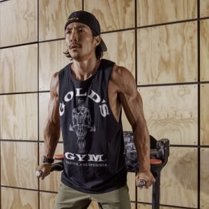 GoldsGym_BBG_081222_Day4_Still_WoodWall_BodyWeight_Dipping_0045_eRGB